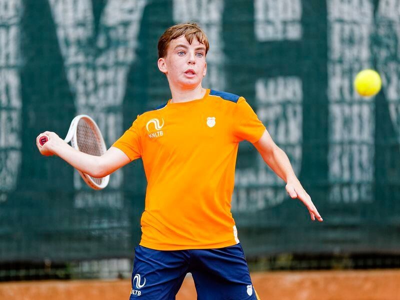 Experimenteren met Tennis Europe 16; 'Vooral fysiek is het nog een groot verschil'