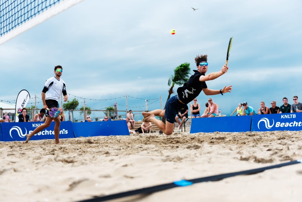 Verrassende apotheose NK Beachtennis op vertrouwde locatie in Scheveningen