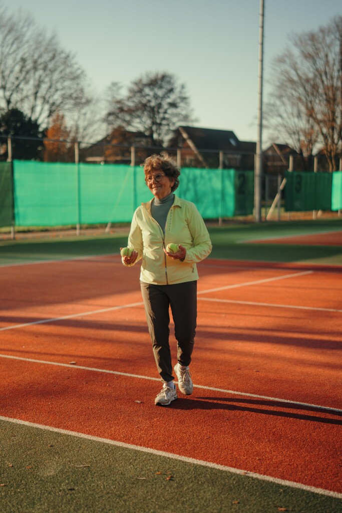 Nelly (82) laat eenzame ouderen samen tennissen