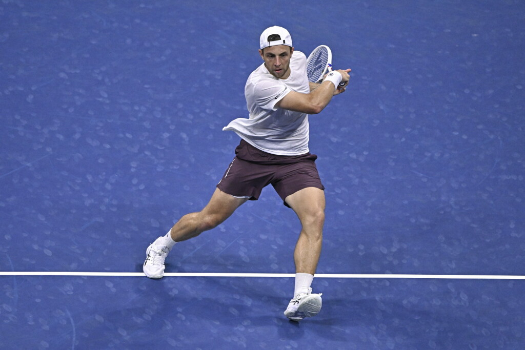 Griekspoor pakt in Brussel vierde ATP-titel; Stevens verliest dubbelfinale